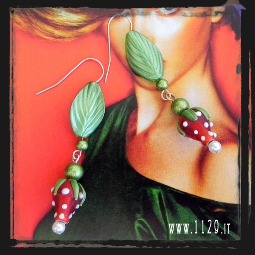 MDFRAG orecchini foglia verde lucite fragola rossa red green strawberry lampwork lucite earrings 1129